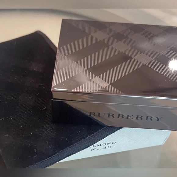 Burberry Gorgeous Compact Foundation Pressed powder NIB Fresh Glow Almond No 43 - Picture 9 of 11